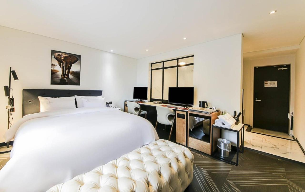Kama Hotel Jeonju Bagian luar foto